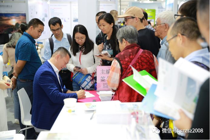 CCTV走進高交會《醫療潔凈裝飾裝修技術規程》 贈書現場